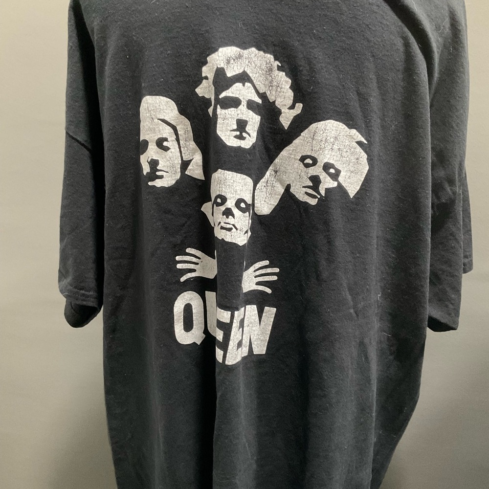 NWOT‎ QUEEN COTTON TEE BY GILDAN